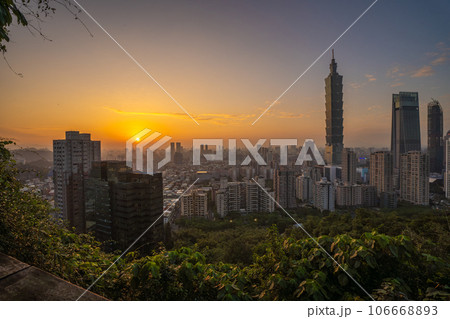 象山煙火平台から見る台北101と信義区の夕景 台湾 台北市 106668893