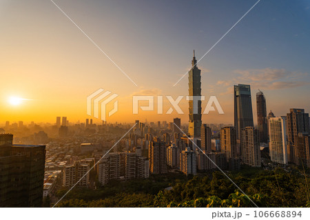 象山煙火平台から見る台北101と信義区の夕景 台湾 台北市 106668894