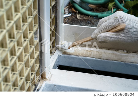 錆びた鉄製門扉を塗装する職人 塗装工事 01 錆びた鉄製門扉を塗装する職人 塗装工事 01 106668904