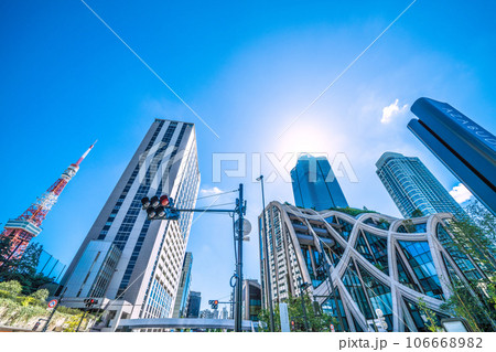 日本の東京都市景観 緑が映える新名所・麻布台ヒルズなどを望む。左は東京タワー 106668982