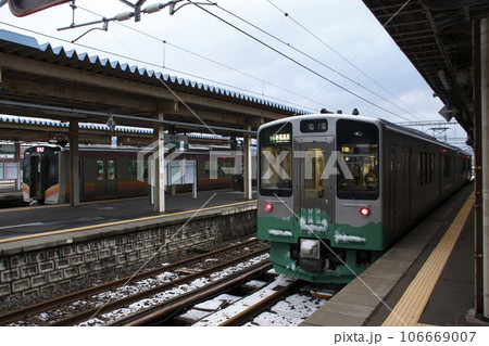 直江津駅に停車中の信越本線E129系・妙高はねうまラインET127系 106669007