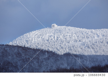 真冬の八甲田ロープウェイ山頂駅を下から観る(青森県青森市) 真冬の八甲田ロープウェイ山頂駅を下から観る(青森県青森市) 106669430