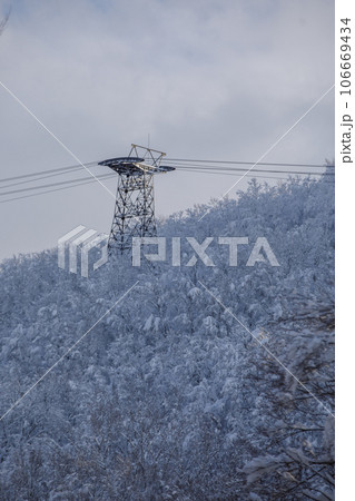 真冬の八甲田ロープウェイ支柱（青森県青森市） 106669434