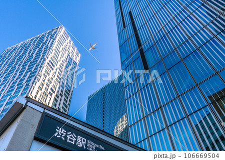 日本の東京都市景観 航空機が渋谷駅・渋谷の摩天楼上空通過…脱コロナ、新時代へ=29日 日本の東京都市景観 航空機が渋谷駅・渋谷の摩天楼上空通過…脱コロナ、新時代へ=29日 106669504