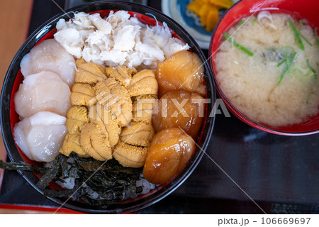 北海道のウニホタテカニの三色丼 106669697
