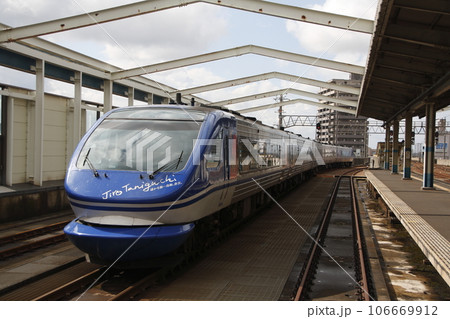 鳥取駅を発車する特急スーパーはくと号（HOT7000系：京都⇔鳥取・倉吉） 106669912