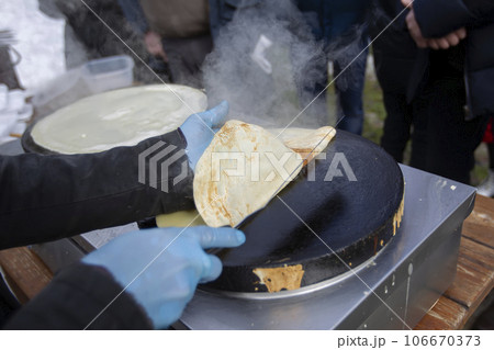 Pour the pancake batter into the skillet. Prepare pancakes. Pour the pancake batter into the skillet. Prepare pancakes. 106670373