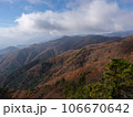 紅葉に染まる山 106670642
