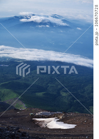 夏の富士山 富士宮ルート九合目万年雪山荘と万年雪 夏の富士山 富士宮ルート九合目万年雪山荘と万年雪 106670728