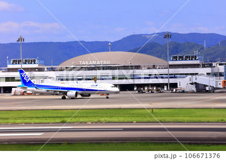 【香川県】さぬきこどもの国から見た(高松空港)滑走路とターミナルビル 【香川県】さぬきこどもの国から見た(高松空港)滑走路とターミナルビル 106671376