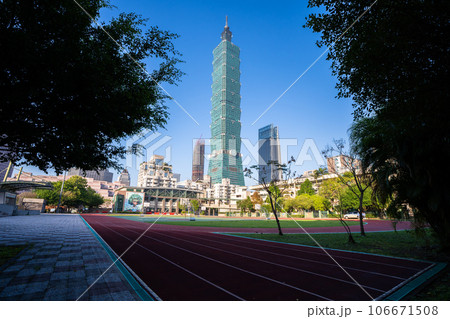 信義小学校から見る台北101 台湾 台北市 106671508