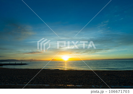 淡路島の日の出の海の風景 106671703