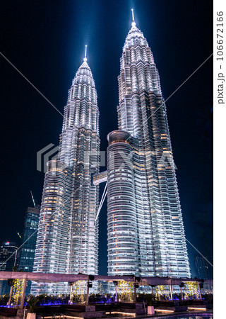 Wホテルクアラルンプールのバーから見えるぺトロナスツインタワーの夜景 106672166