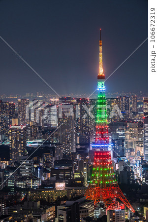日本の東京都市景観 大都会・東京の夜景や美しくライトアップされた東京タワーなどを望む 日本の東京都市景観 大都会・東京の夜景や美しくライトアップされた東京タワーなどを望む 106672319