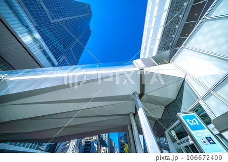 日本の東京都市景観 10月6日開業の虎ノ門ヒルズステーションタワー（虎ノ門ヒルズ駅）などを望む 106672409