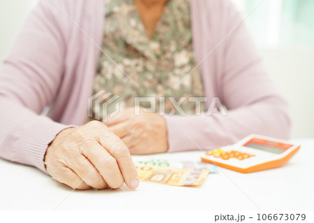 Retired elderly woman counting coins money and worry about monthly expenses and treatment fee payment. Retired elderly woman counting coins money and worry about monthly expenses and treatment fee payment. 106673079