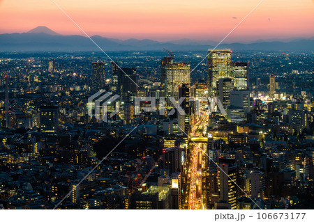 日本の東京都市景観 発展する渋谷の夜景。日本経済の行く末、新たな時代に向かって 106673177