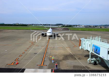 高知龍馬空港に到着する飛行機 106673233
