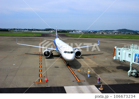 高知龍馬空港に到着する飛行機 106673234