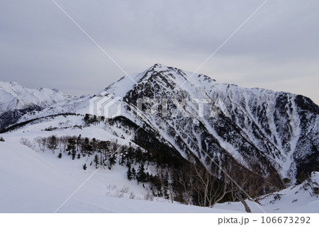 南アルプスの冬　雪の上河内岳 106673292