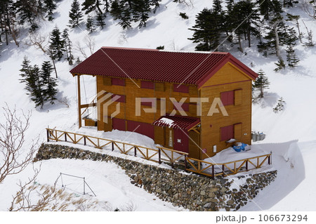 南アルプス　冬の茶臼小屋 106673294