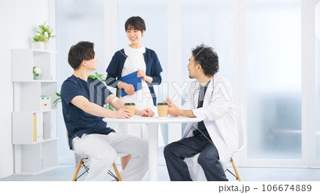 休憩する医師たち 106674889