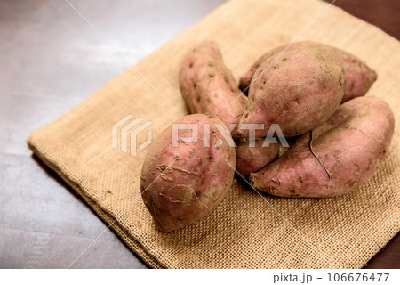 麻袋の上に置かれた安納芋　サツマイモ　くっきり 106676477