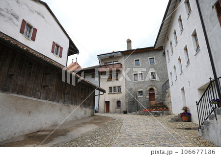 スイス、グルュイエール村の景色 106677186