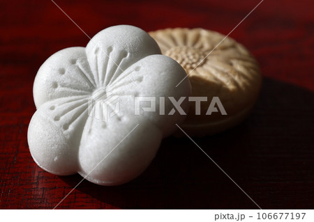 漆塗りの板に置いた最中 106677197