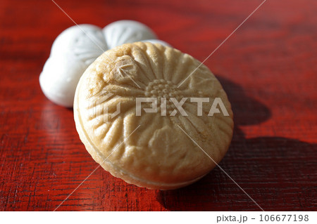 漆塗りの板に置いた最中 106677198