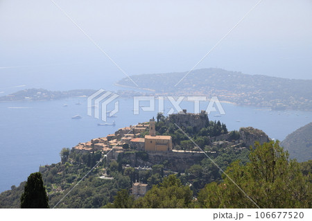 フランスの美しい村のひとつ、エズ村の風景 106677520