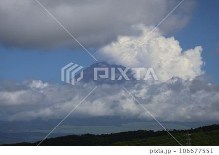青空と色々な色と形の雲が富士山にかかり山の一部しか見えない風景 青空と色々な色と形の雲が富士山にかかり山の一部しか見えない風景 106677551