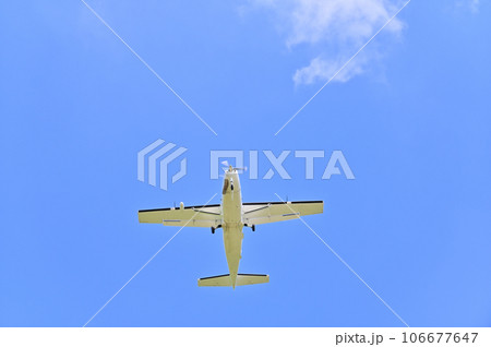 大空を飛ぶ軽飛行機 106677647