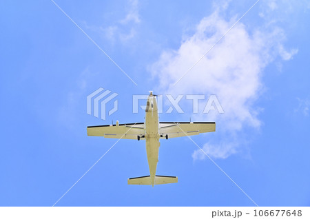大空を飛ぶ軽飛行機 106677648