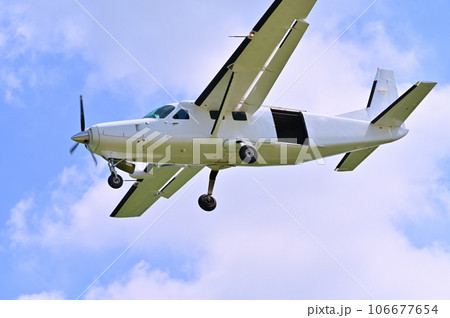 大空を飛ぶ軽飛行機 106677654