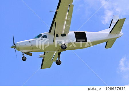 大空を飛ぶ軽飛行機 106677655