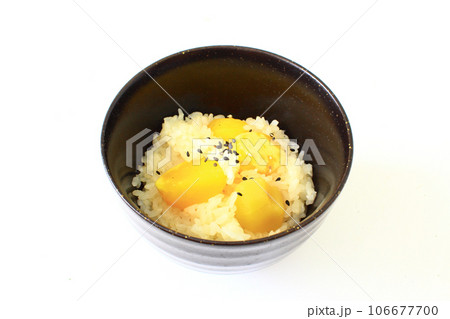 栗ご飯の上に乗せた栗 106677700