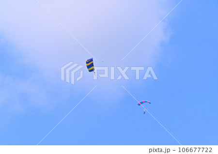 爽やかな青空の中スカイダイビングを楽しむ人たち 爽やかな青空の中スカイダイビングを楽しむ人たち 106677722