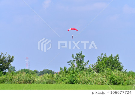 爽やかな青空の中スカイダイビングを楽しむ人たち 爽やかな青空の中スカイダイビングを楽しむ人たち 106677724