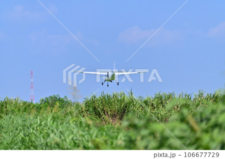 離着陸する軽飛行機 106677729