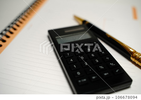 計算機、ノート、ボールペン、勉強、書く、リングノート、金、黒いペン、黒、白、学習、予習、復習、資 計算機、ノート、ボールペン、勉強、書く、リングノート、金、黒いペン、黒、白、学習、予習、復習、資 106678094