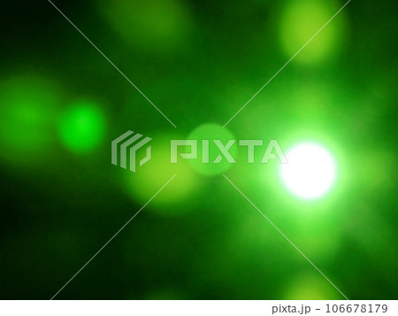 緑のスポットライトとフレア 106678179