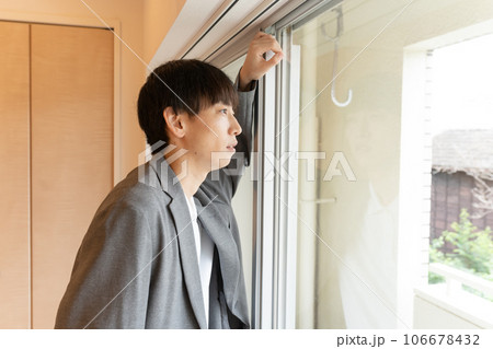 落ち込む男性 106678432