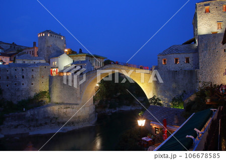 南欧ボスニアヘルツェゴビナのモスタル ネレトヴァ川に架かる世界文化遺産の橋スタリモストと旧市街夜景 南欧ボスニアヘルツェゴビナのモスタル ネレトヴァ川に架かる世界文化遺産の橋スタリモストと旧市街夜景 106678585