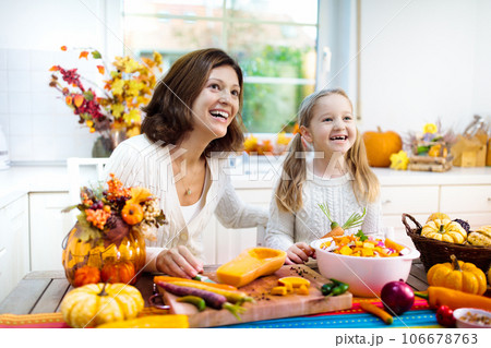 Family cooking pumpkin soup for Halloween lunch 106678763
