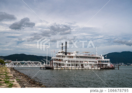 におの浜観光港桟橋に横付けする観光船ミシガン 106678795