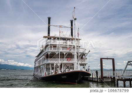 におの浜観光港桟橋に横付けする観光船ミシガン 106678799