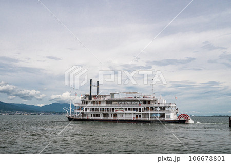 琵琶湖を航行する観光船ミシガン 琵琶湖を航行する観光船ミシガン 106678801