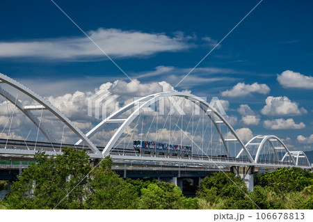 淀川の鉄橋を渡るモノレール　 106678813