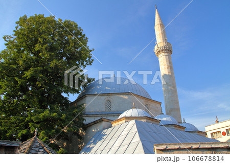 南欧ボスニアヘルツェゴビナのモスタル　旧市街のカラゴズベイモスクのドームと尖塔 106678814